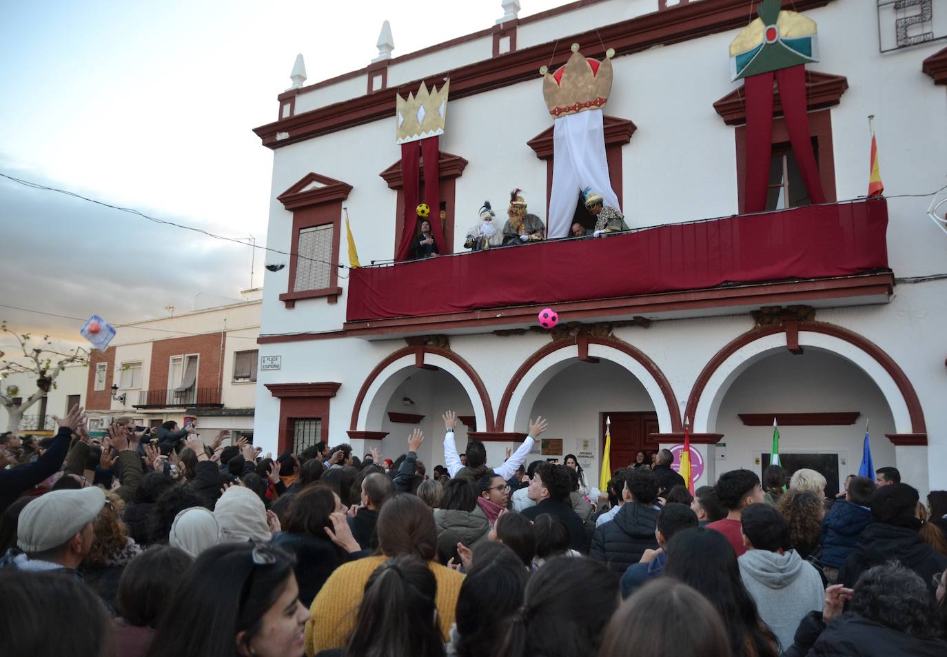 Los Reyes Magos lanzaron una lluvia de balones y pequeños juguetes desde el balcón del Ayuntamiento