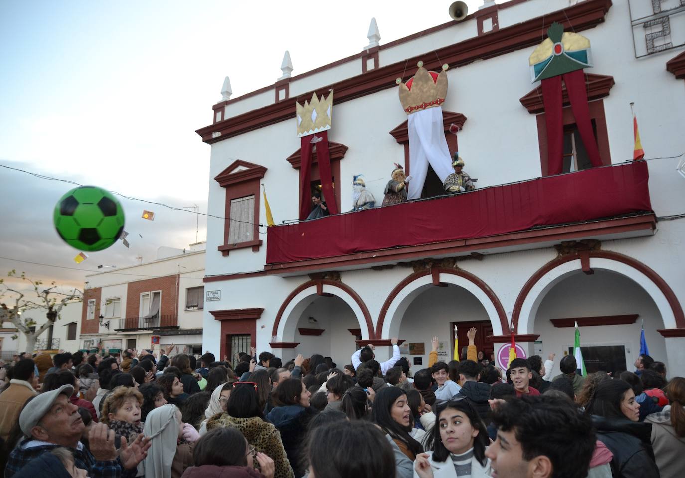 Los Reyes Magos lanzaron una lluvia de balones y pequeños juguetes desde el balcón del Ayuntamiento