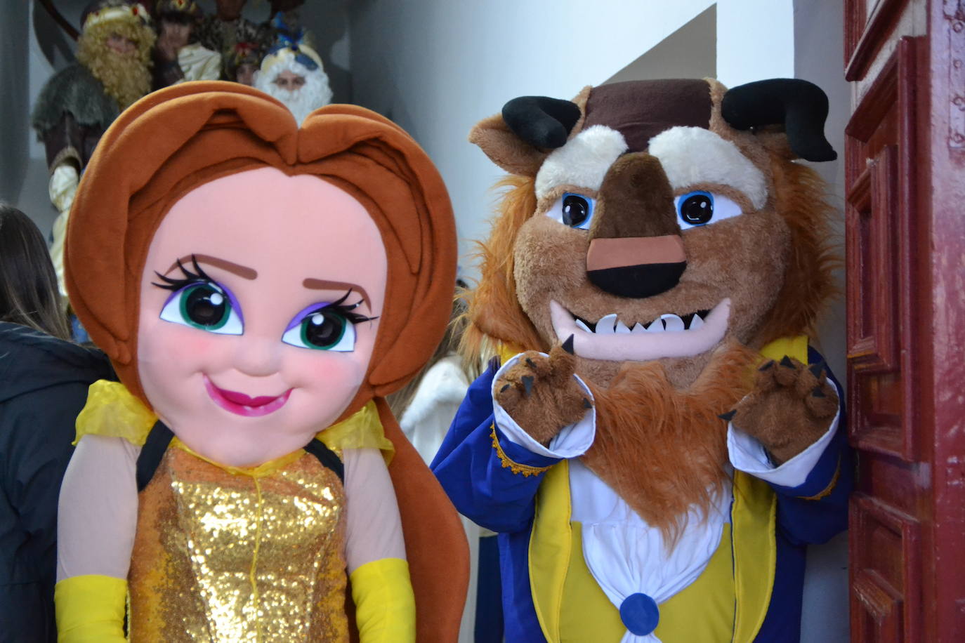 Los Reyes Magos lanzaron una lluvia de balones y pequeños juguetes desde el balcón del Ayuntamiento