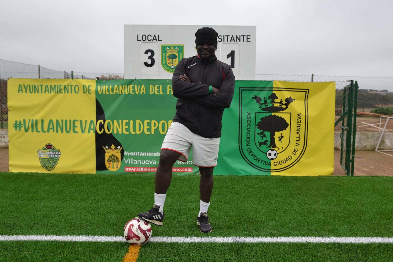 Mendy delante del marcador de la victoria.