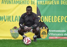 Gabriel Mendy en el nuevo campo de césped artificial.