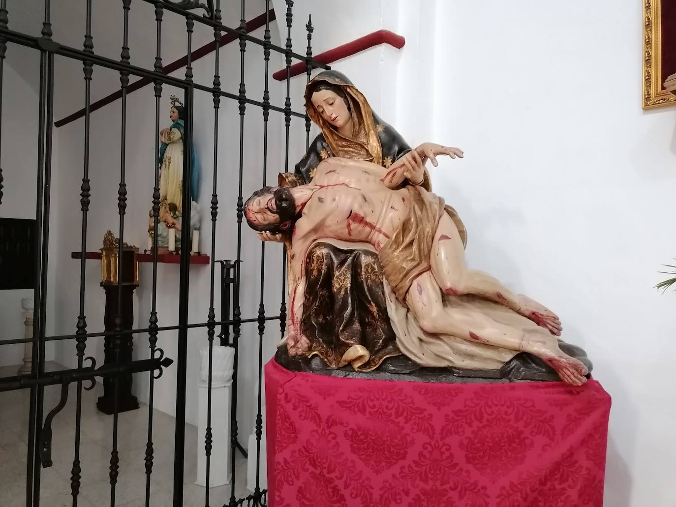 La Virgen espera regresara su retablo en el baptisterio.