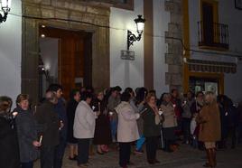 Encendido de las velas, antes de la procesión, imagen de archivo.
