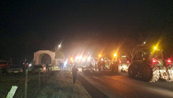 Los ganaderos y agricultores portugueses cierran la frontera que une Mourâo y Villanueva del Fresno