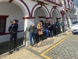 Momento del minuto de silencio en el Ayuntamiento.
