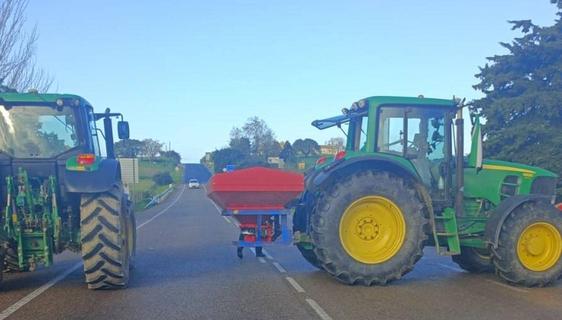 Los agricultores han permanecido en la frontera durante toda la mañana
