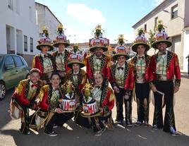 Algunos de los integrantes de la comparsa, entre ellos su presidenta Haut segunda por la fila inferior izquierda.