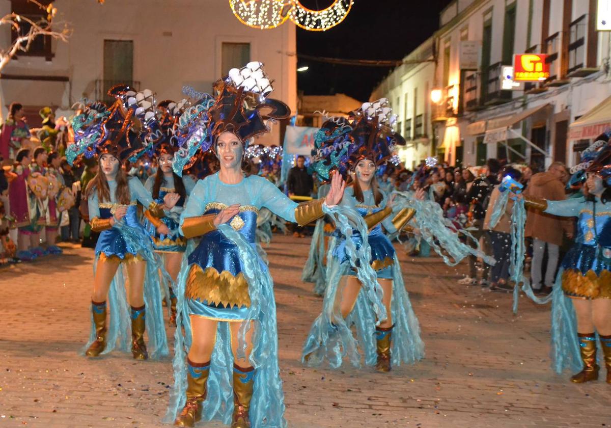 El gran desfile del carnaval acabó con un espectáculo de música y baile de las grandes comparsas