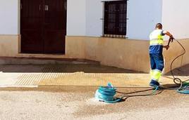 Un operario municipal limpiando el Mercado de Abastos, imagen de archivo.