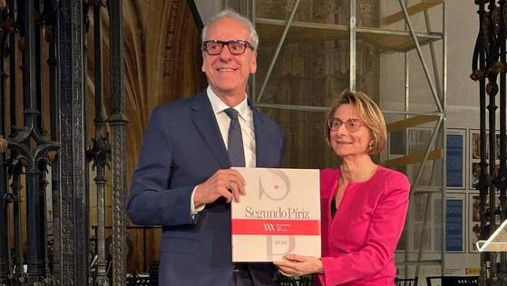 El Expresidente de la CRUE Segundo Píriz, recibe un libro conmemorativo de su labor en la conferencia