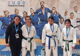 Las jóvenes judokas junto a su entrenadora.
