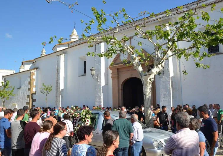 Multitudinaria despedida al exalcalde Emilio Gómez en su entierro
