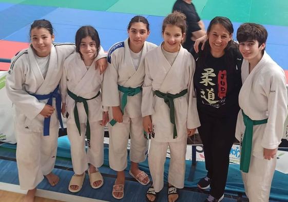 Los judokas posan con sus medallas.