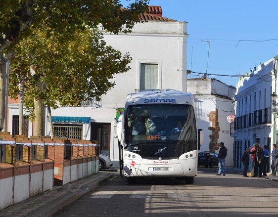 El autobús de línea Damas recupera la plaza de España como punto de salida y llegada