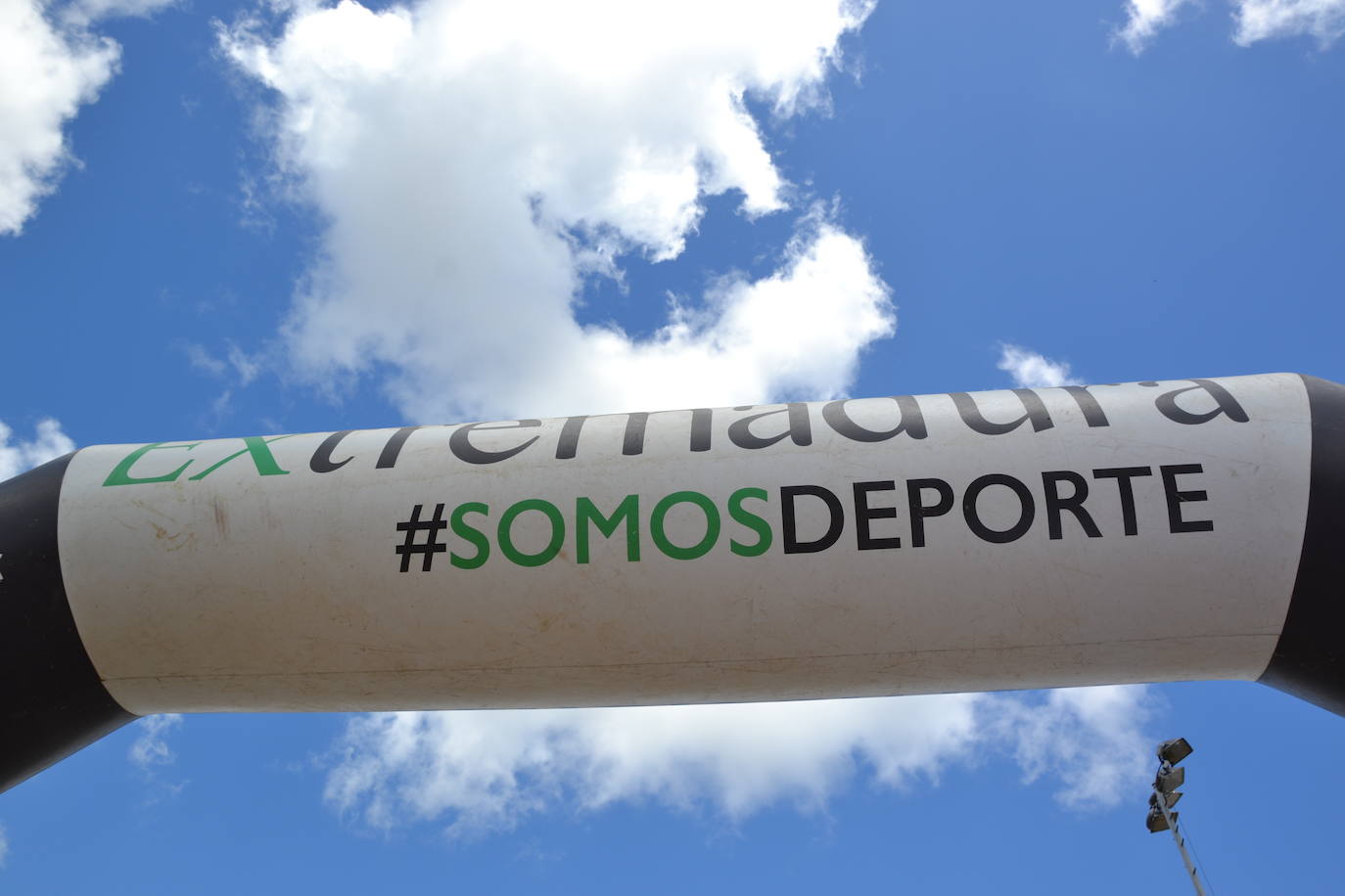 La localidad entregó 1.000 euros a Feder del VIII Trail Rayano Solidario en el que hubo más de 300 deportistas