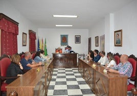 La Corporación guardó el minuto de silencio en pie.