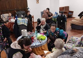 Los alumnos en su visita a los Pisos Tutelados.