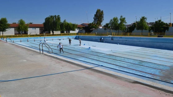 Operarios municipales ya preparan la Piscina Municipal para su próxima apertura