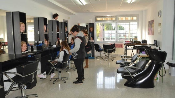 Abierto el plazo de solicitud de plaza para 1º de CFGB de Peluquería y Estética
