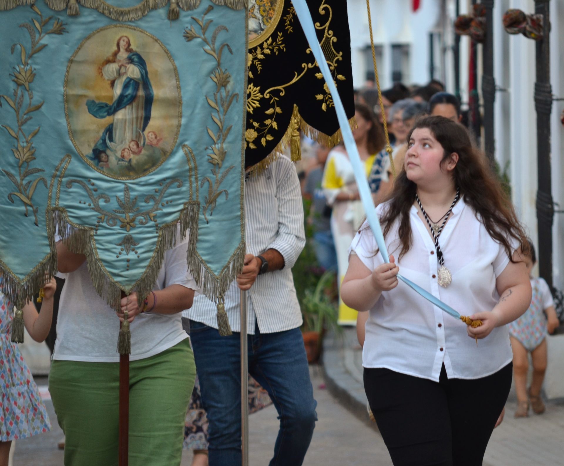 16 niños y niñas de Primera Comunión acompañaron al Cuerpo de Cristo