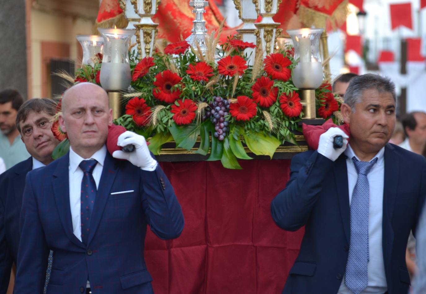 16 niños y niñas de Primera Comunión acompañaron al Cuerpo de Cristo