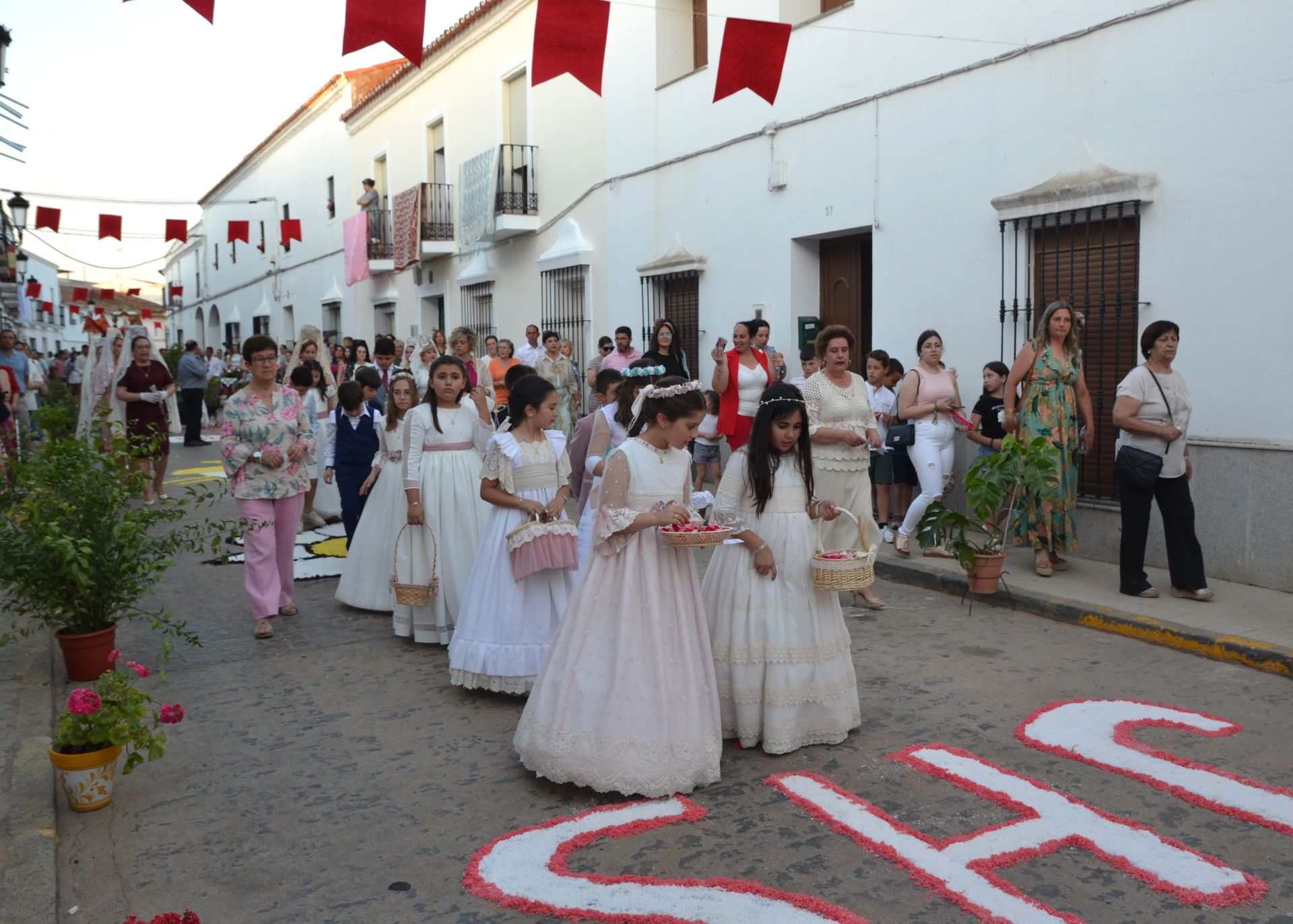 16 niños y niñas de Primera Comunión acompañaron al Cuerpo de Cristo