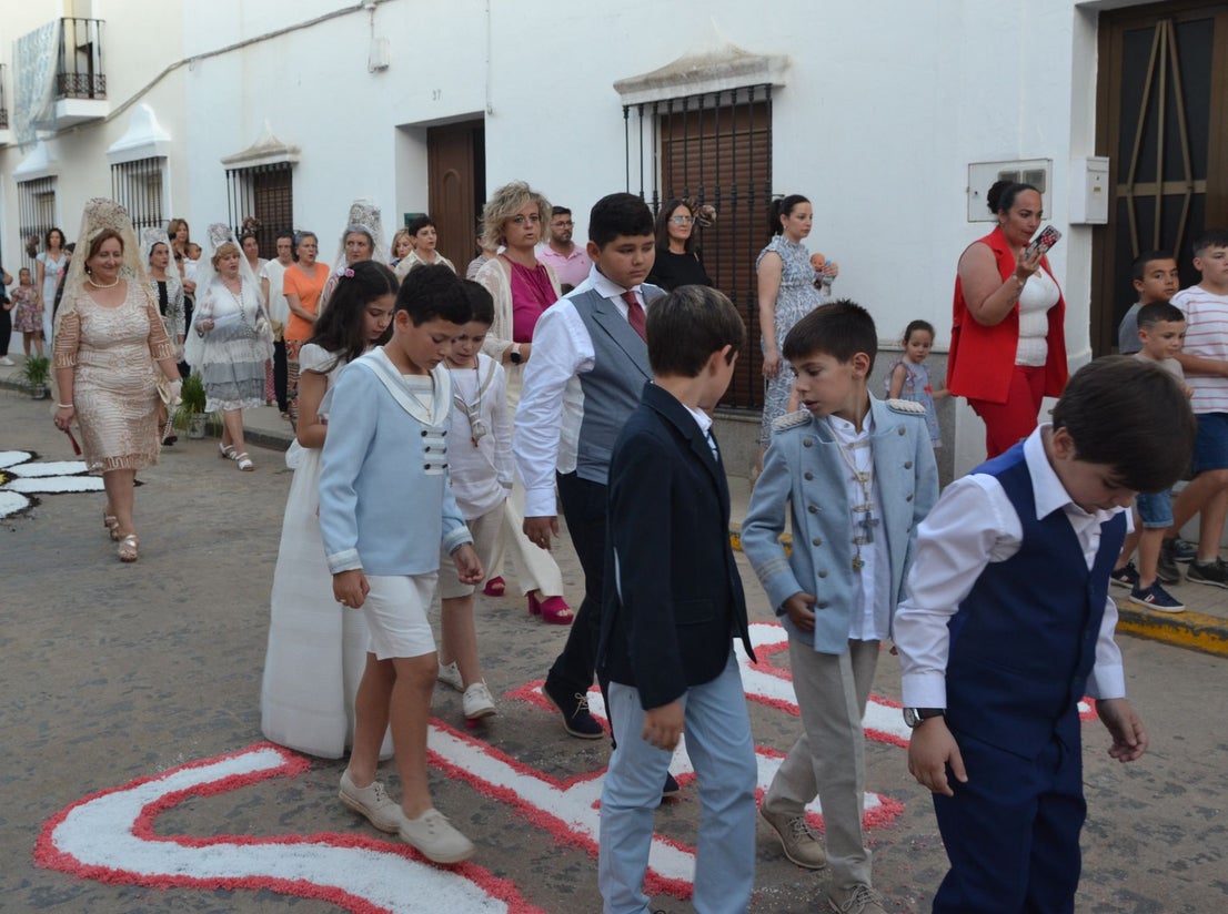 16 niños y niñas de Primera Comunión acompañaron al Cuerpo de Cristo