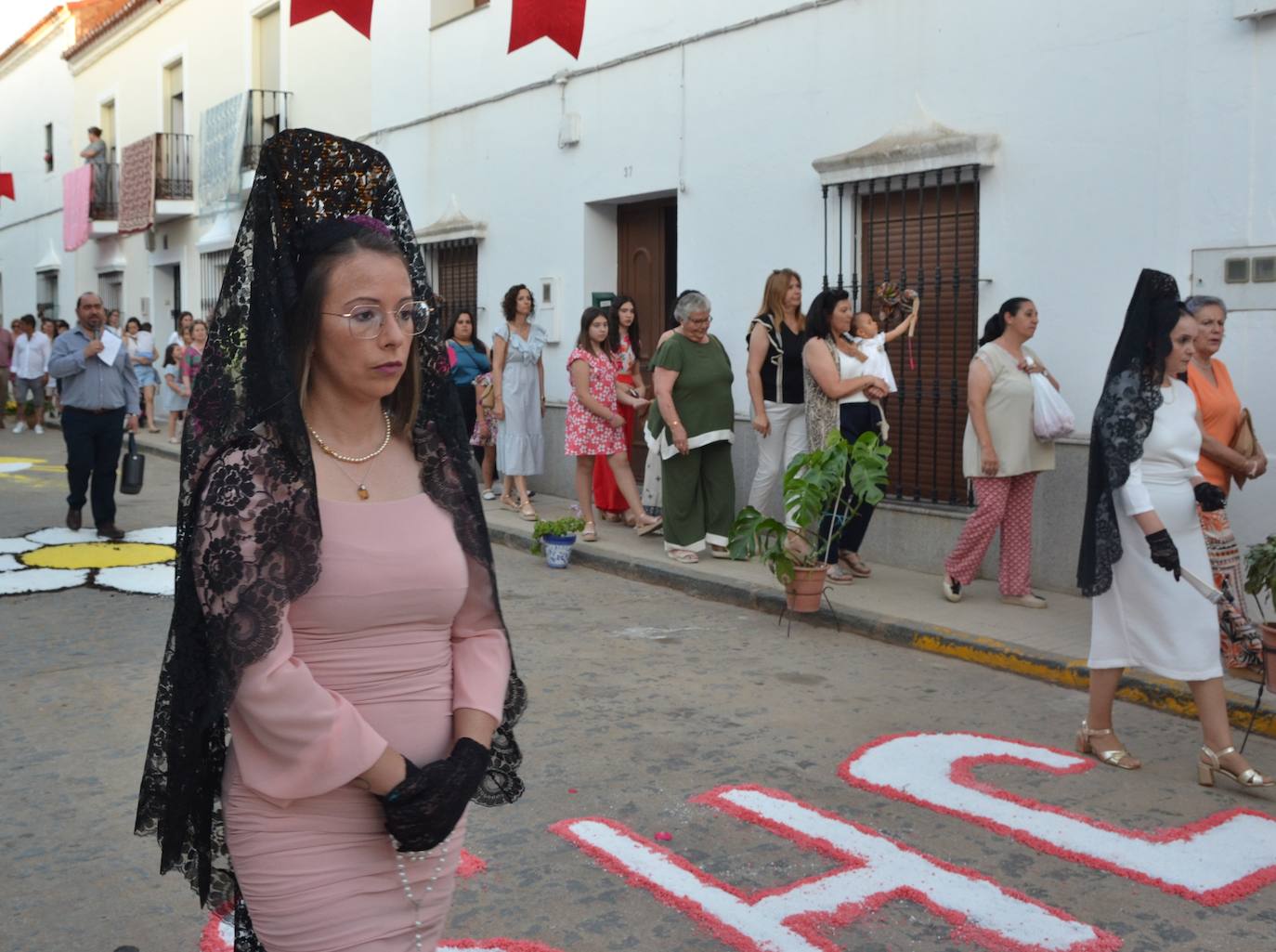 16 niños y niñas de Primera Comunión acompañaron al Cuerpo de Cristo