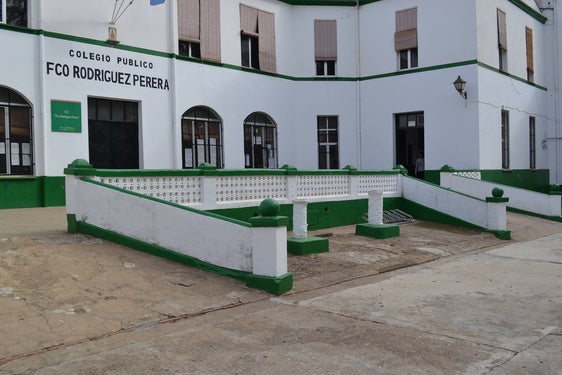 La Junta acometerá las obras de canalización y drenaje del CEIP F. R. Perera