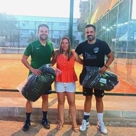 La concejala de Deportes con los ganadores de la categoróa A.