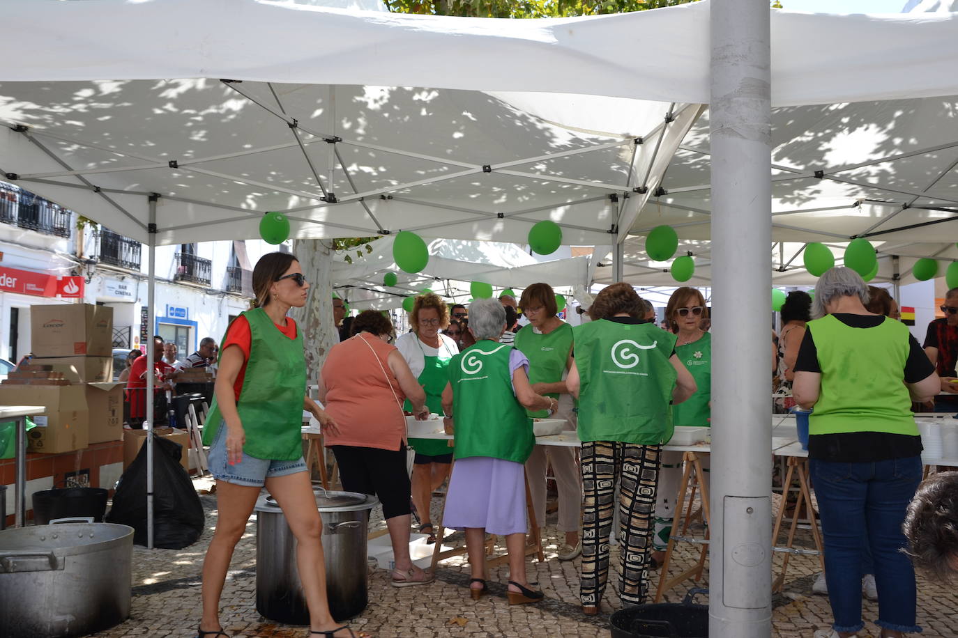 La AECC despachó 900 raciones de garbanzos en la XIII edición de su evento solidario