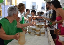 La AECC despachó 900 raciones de garbanzos en la XIII edición de su evento solidario