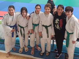 Algunos de los alumnos de la Escuela junto a su entrenadora Marga Montes.