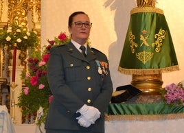 María Ángeles Moguel Fernández junto a la VIrgen del Pilar, patrona del Cuerpo de Seguridad.