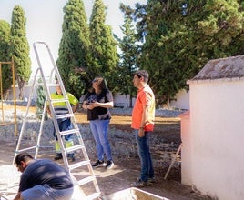 Un operario desarrolla labores de albañileria.