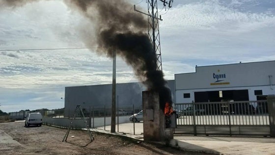 El incendio de una torreta de alta tensión deja sin luz al cementerio y a la empresa Ríos Farias