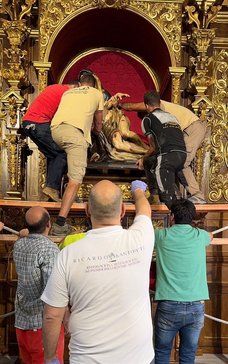 La finalización de la restauración del retablo de la Piedad permite el regreso de la Virgen a su hornacina