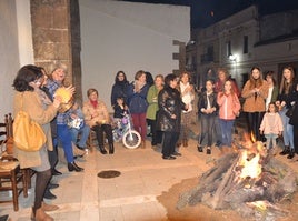 Imagen de archivo de una 'zambombá' con dulces en las traseras de la Iglesia.