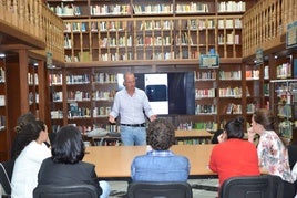 El taller se impartirá en la Biblioteca Pública Municipal, imagen de archivo.