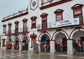 A pesar de la lluvia, ganaderos de varias comarcas se han acercado a los actos de protesta.