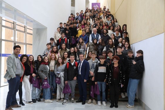 Alumnos del IESO San Ginés asisten a un pleno sobre igualdad y violencia digital en la Diputación de Badajoz