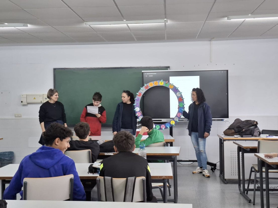 La población se implica en todas las abundantes y variadas actividades del 25N