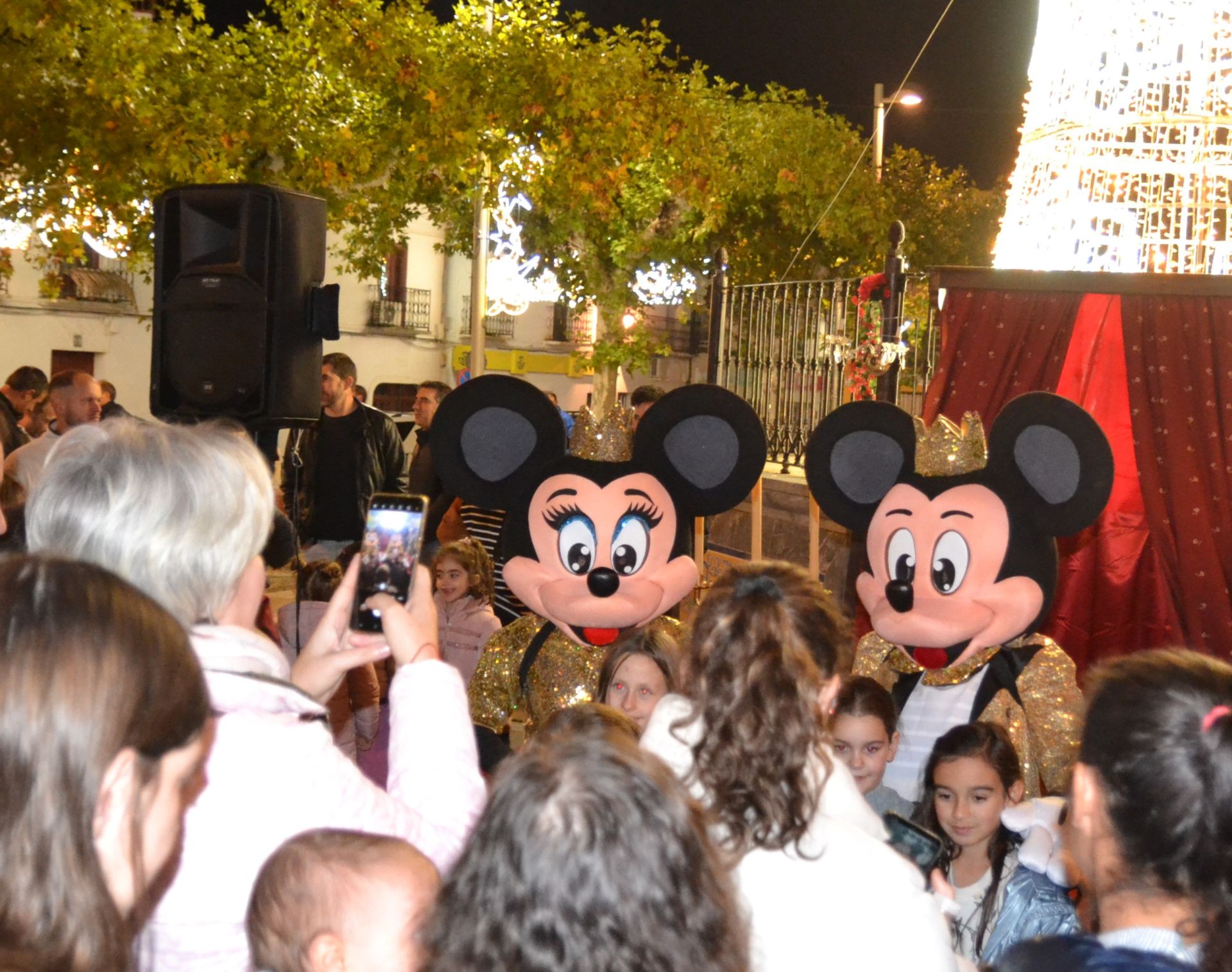La Cenicienta, Mickie Mouse y Minnie protagonizaron el encendido navideño