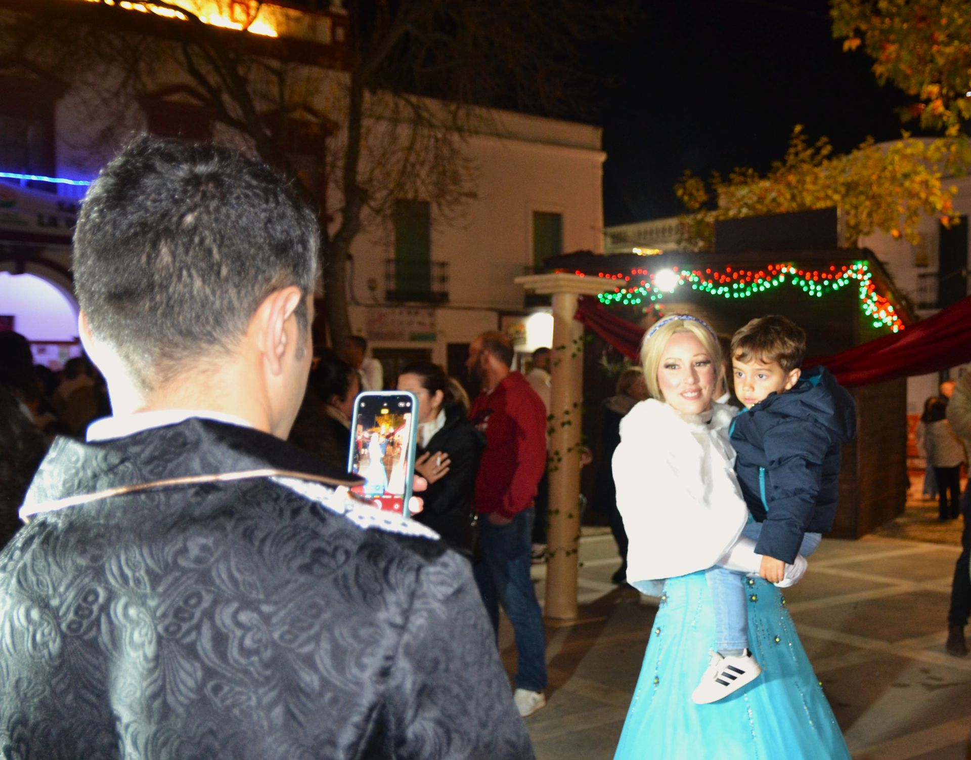 La Cenicienta, Mickie Mouse y Minnie protagonizaron el encendido navideño