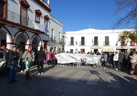 Las personas que han protestado se han repartido entre la plaza, los atrios, la fachada del Ayuntamiento y en la puerta de diversos bares.