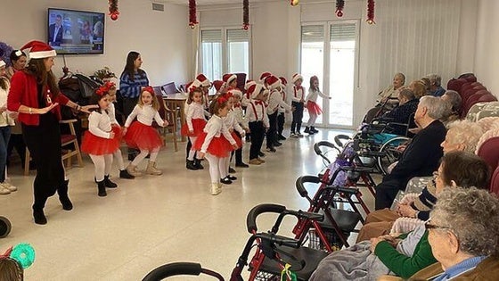 Los pequeños llevan la Navidad al Centro Residencial de Mayores