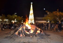La plaza de España volvió a acoger la hoguera de Nochebuena.