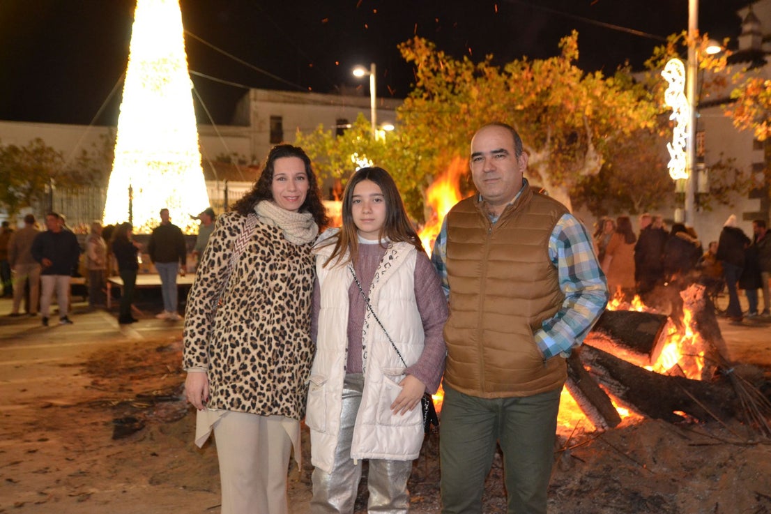 Las familias volvieron a reunirse en torno a la candela quemando gamonas