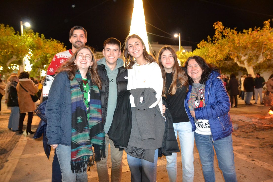 Las familias volvieron a reunirse en torno a la candela quemando gamonas