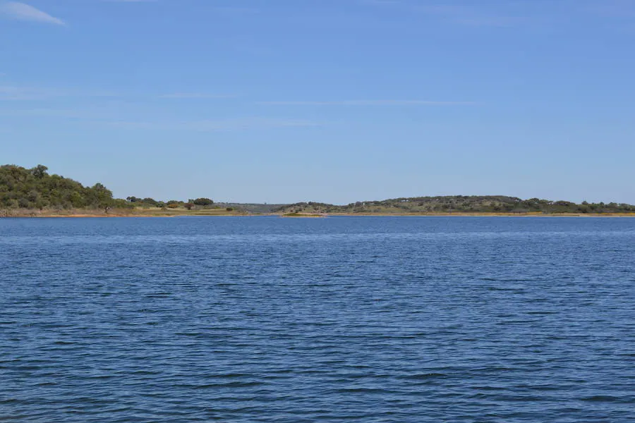 Aguas del Gran Lago Alqueva en la localidad. ALMUDENA PARRA